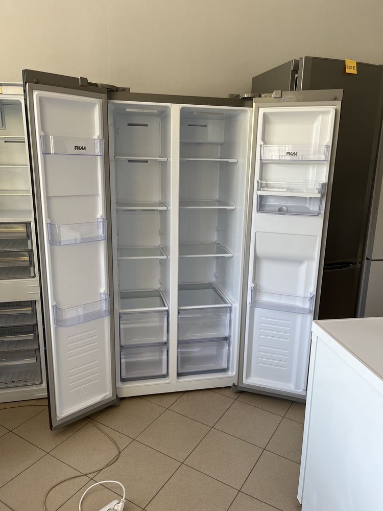 Холодильник side-by-side з ємністю для охолодження води