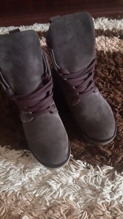Новые замшевые зимние ботинки.