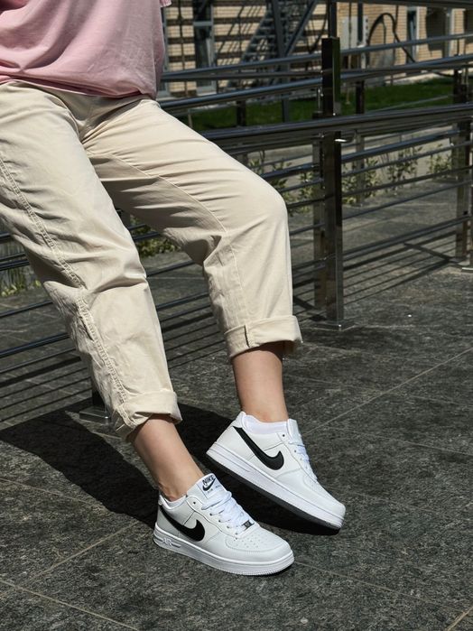 Nike Air Force White Black Strip 36-44р Найк Аір Форс білі чорний знак