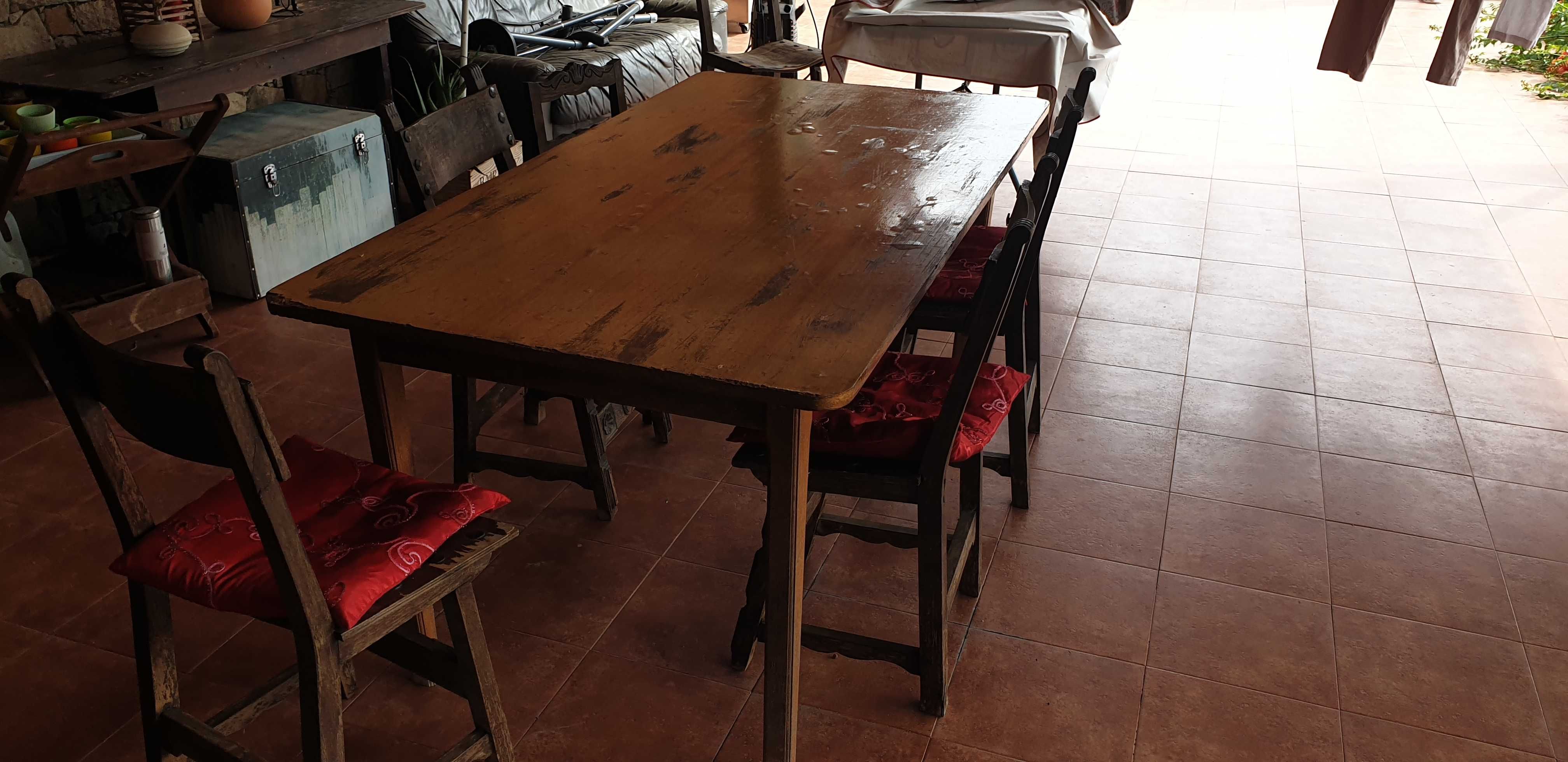 Mesa e cadeiras. Para desocupar