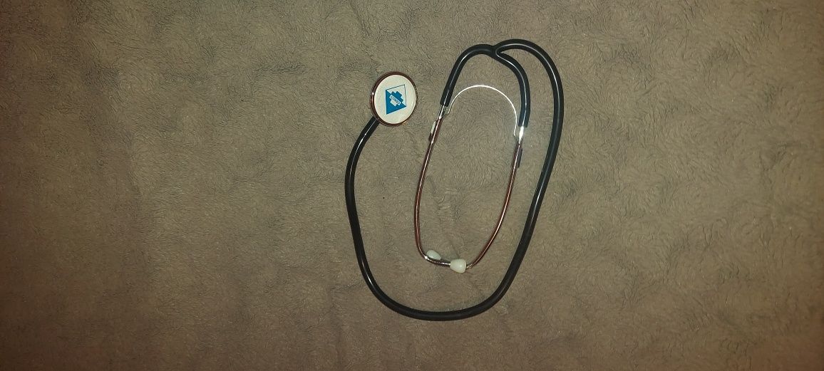 Ciśnieniomierz anereidowy ze stetoskopem.