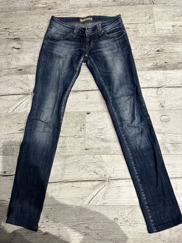 Продам джинсы galliano
