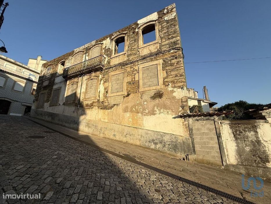 Prédio em Peso da Régua e Godim de 1092,00 m2