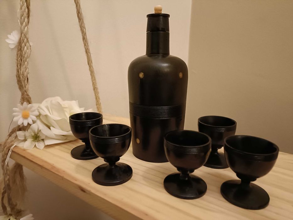 Serviço de saquê em pau preto, feito a mão