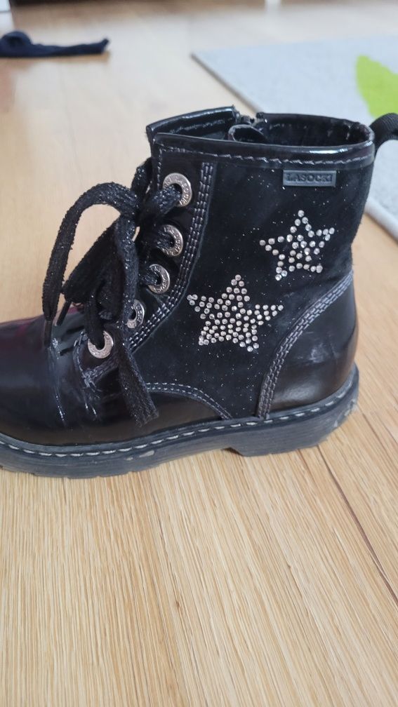 Botki sznurowane lakierowane Lasocki 26