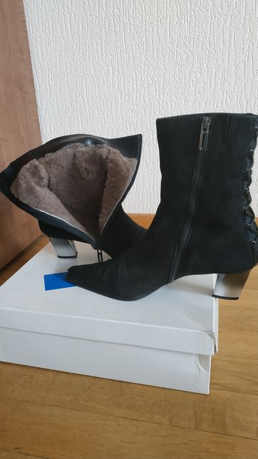Продам женские зимние черные ботинки, р.39, пр-во Италия
