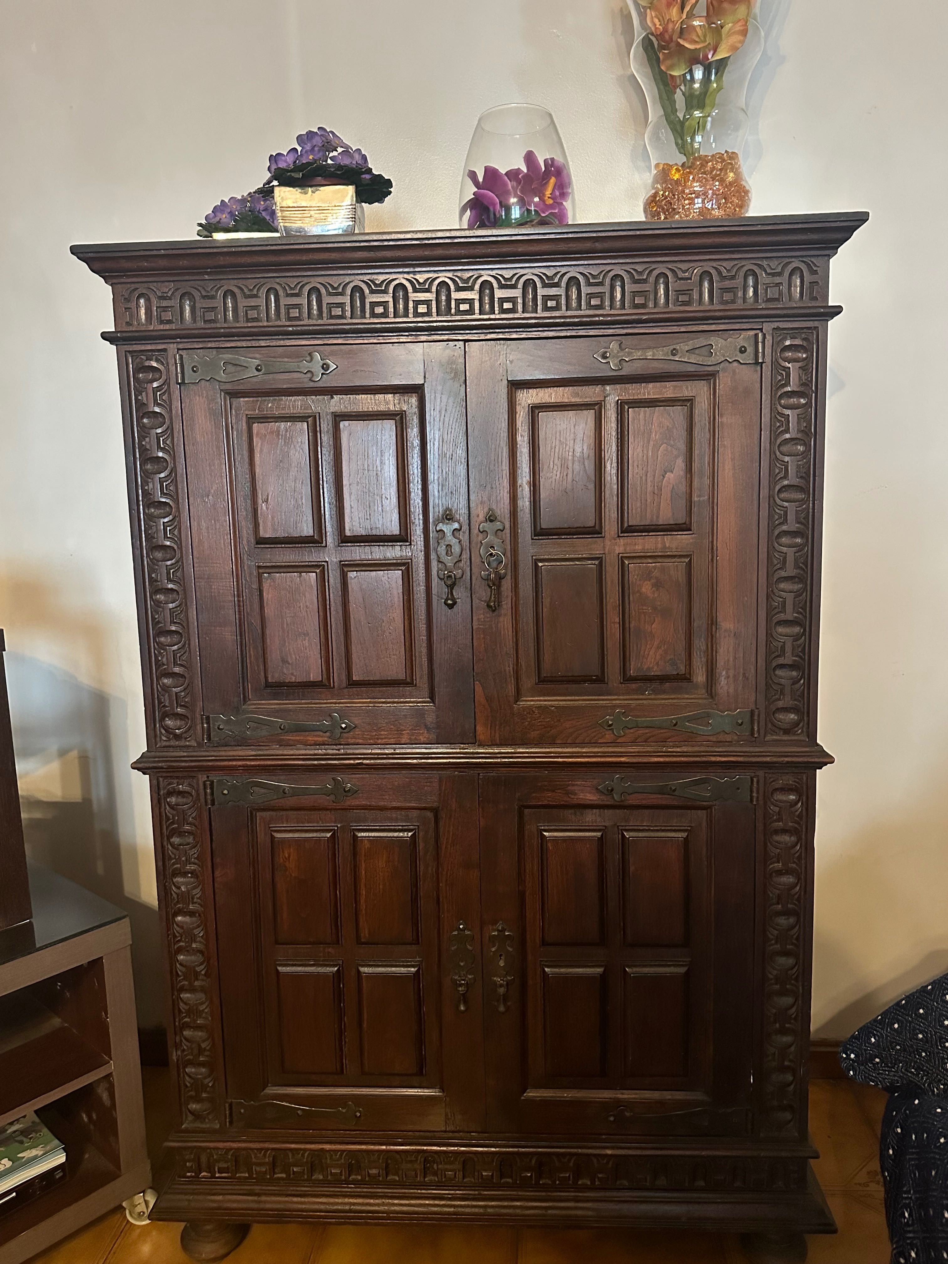 Móvel antigo em madeira com 4 portas (2 superiores + 2 inferiores)