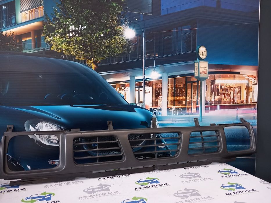 Grelha radiador Nissan Pick Up