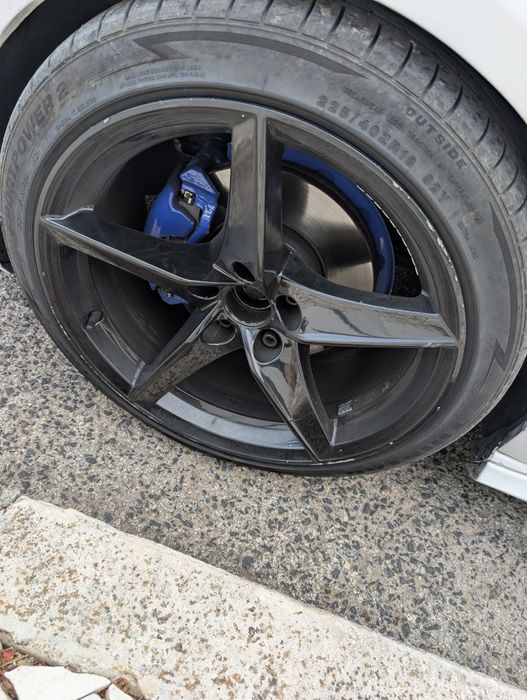 Pneus e Jantes R 18 de um audi