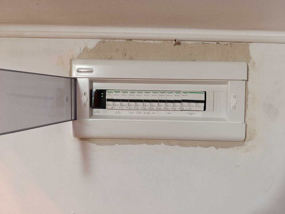 Elektryk, pogotowie elektryczne 24/7, przyłącza, domofony, monitoring