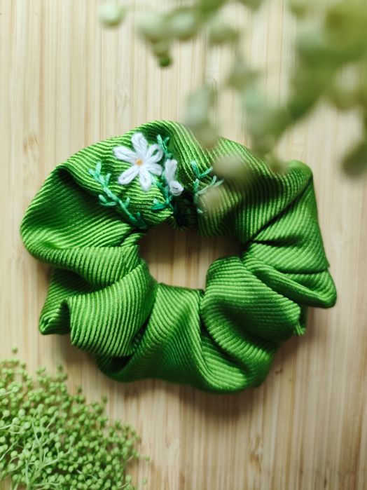 Gumka jedwabna, frotka, haftowana w kwiaty rumianku, zielona