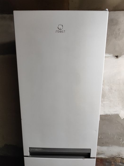 Холодильник Indesit двокамерний свіжа модель