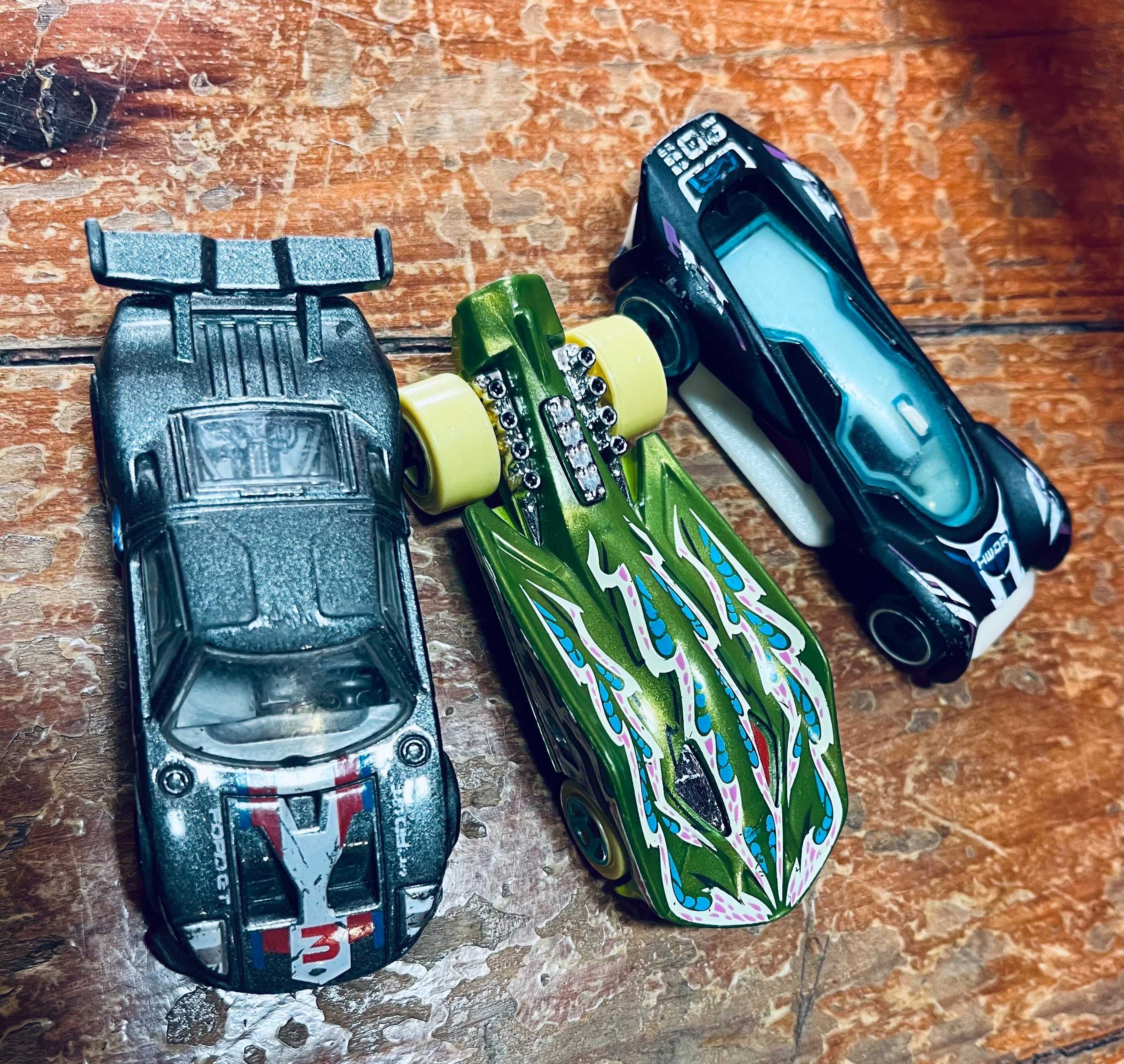 Pista HOT WHEELS + 3 carros