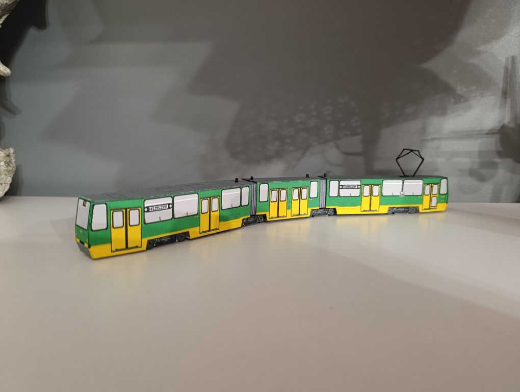 Model kartonowy zabawka pociąg miejski autobus szynowy tramwaj 
Konsta