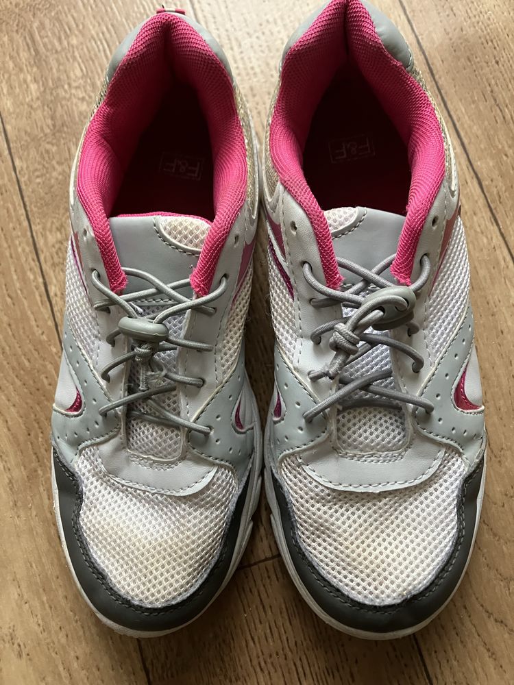 34_buty sportowe_lekkie_biała podeszwa_szkoła