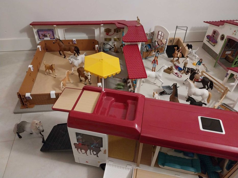Schleich: kamper, stajnia, ujeżdżalnia, myjka, boks i przeszkody