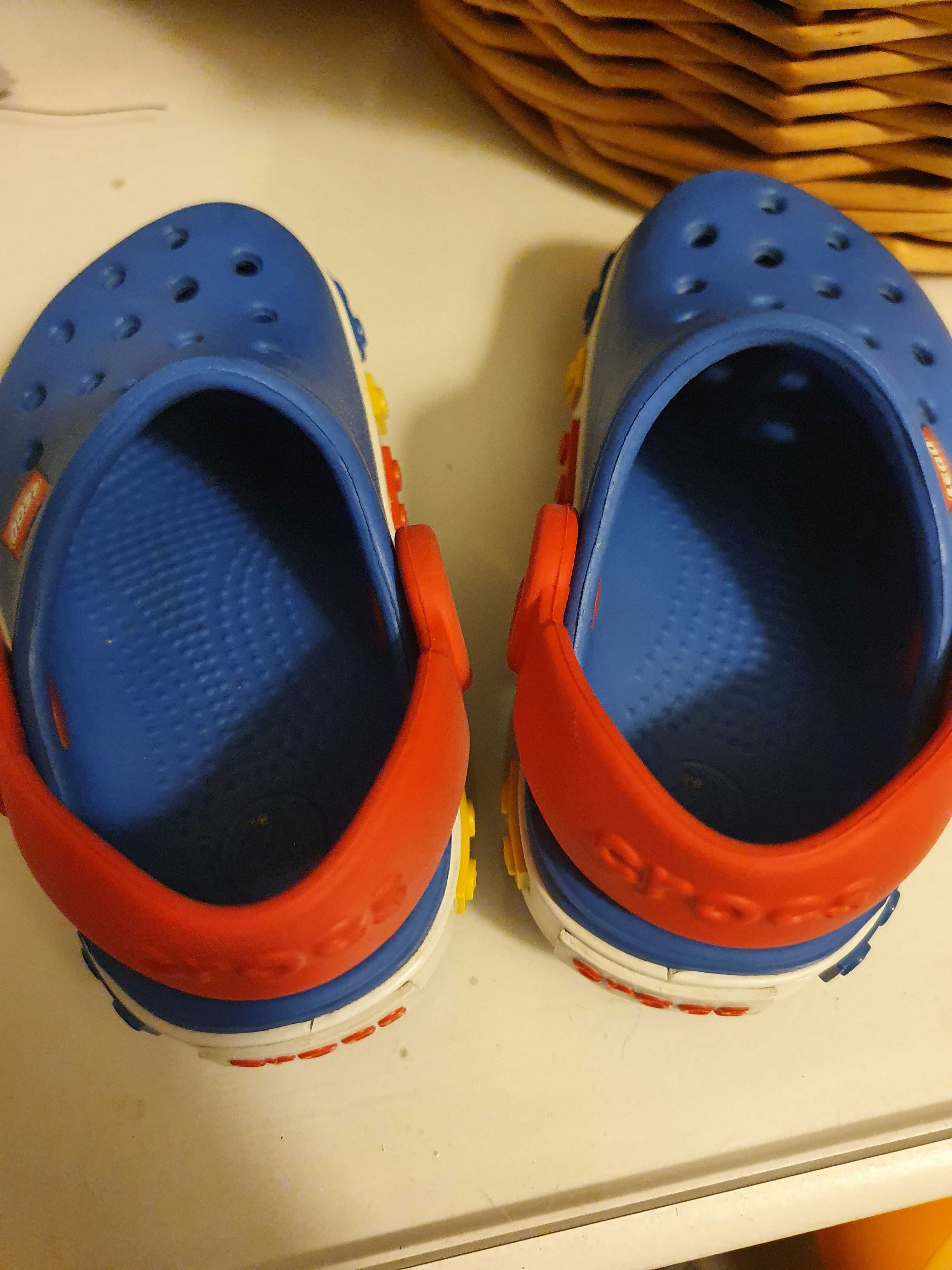 Crocs lego bebé/ ténis adidas