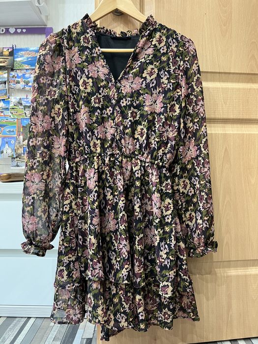 Kwiecista sukienka z długim rękawem Sinsay rozm. S
