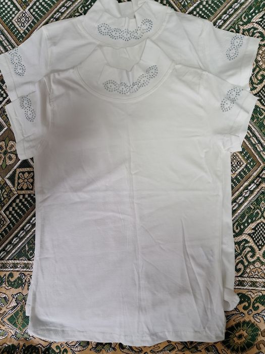 Футболка для дівчинки з горловиною