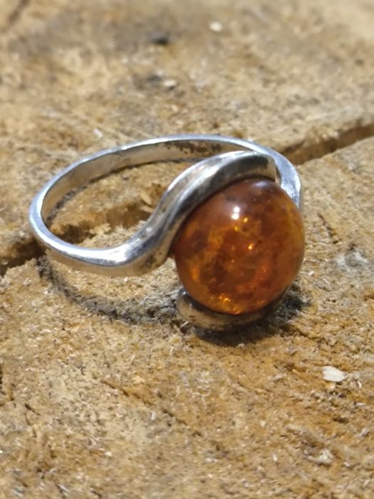 Srebrny pierscionek z bursztynem ,G5