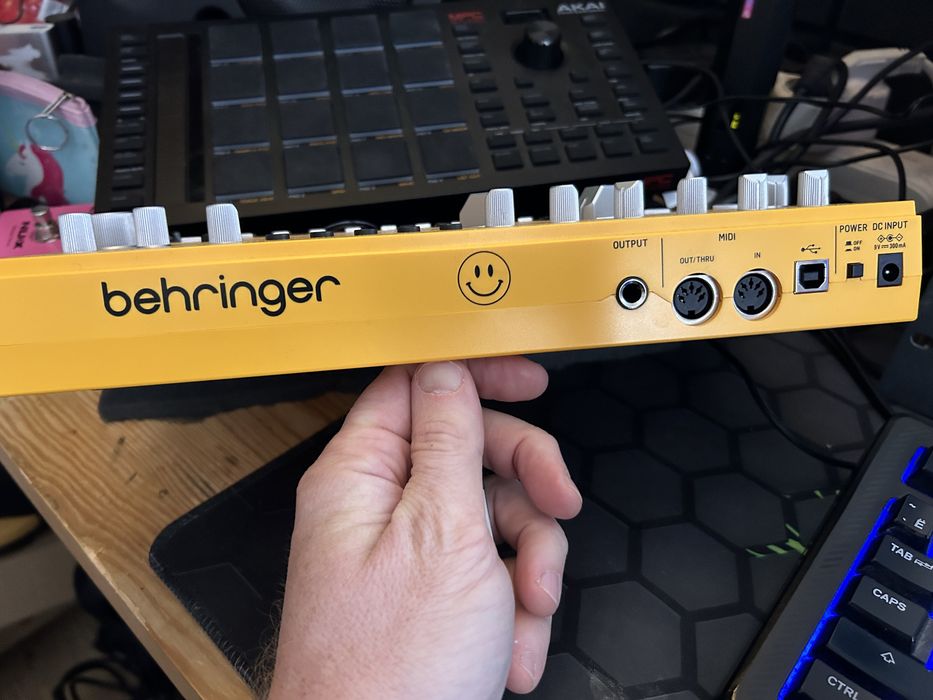 Синтезатор Behringer TD-3