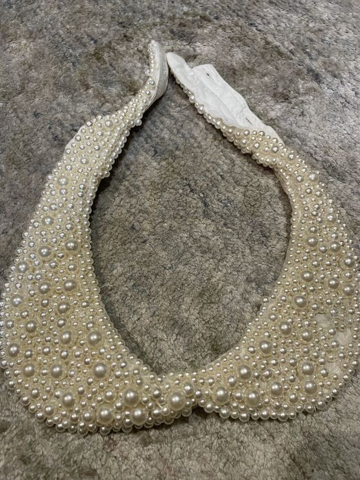 Ozdobny kołnierzyk z perełkami z koralikami biały