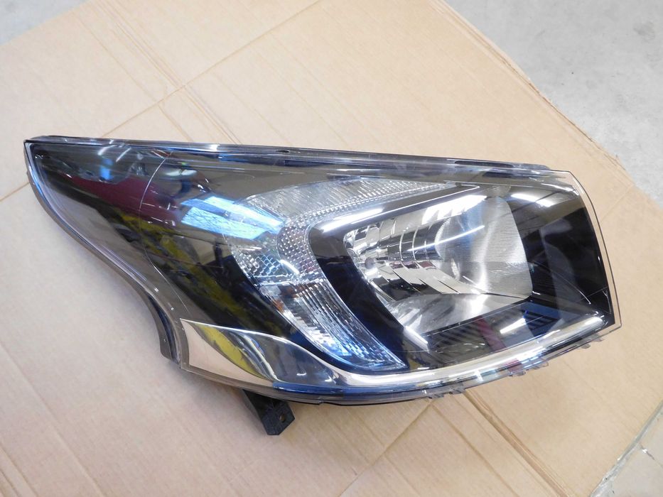 Lampa Opel Vivaro B Reflektor Lampa prawa Opel Vivaro B