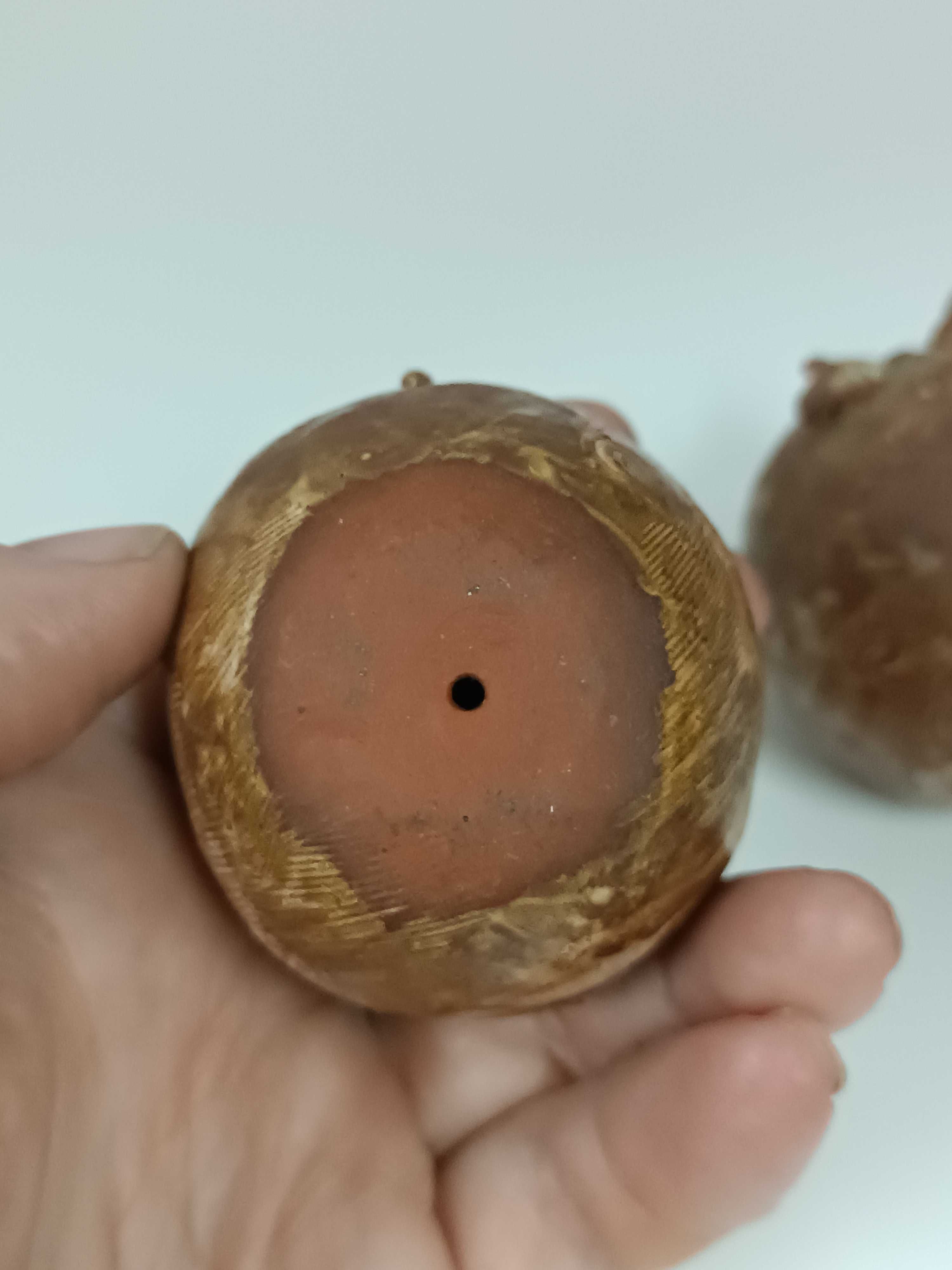 Curioso par de duas figuras em barro vidrado modernistas