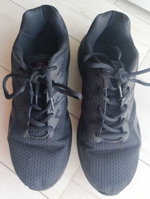 Sapatilhas de homem. Tamanho 45. Fila.