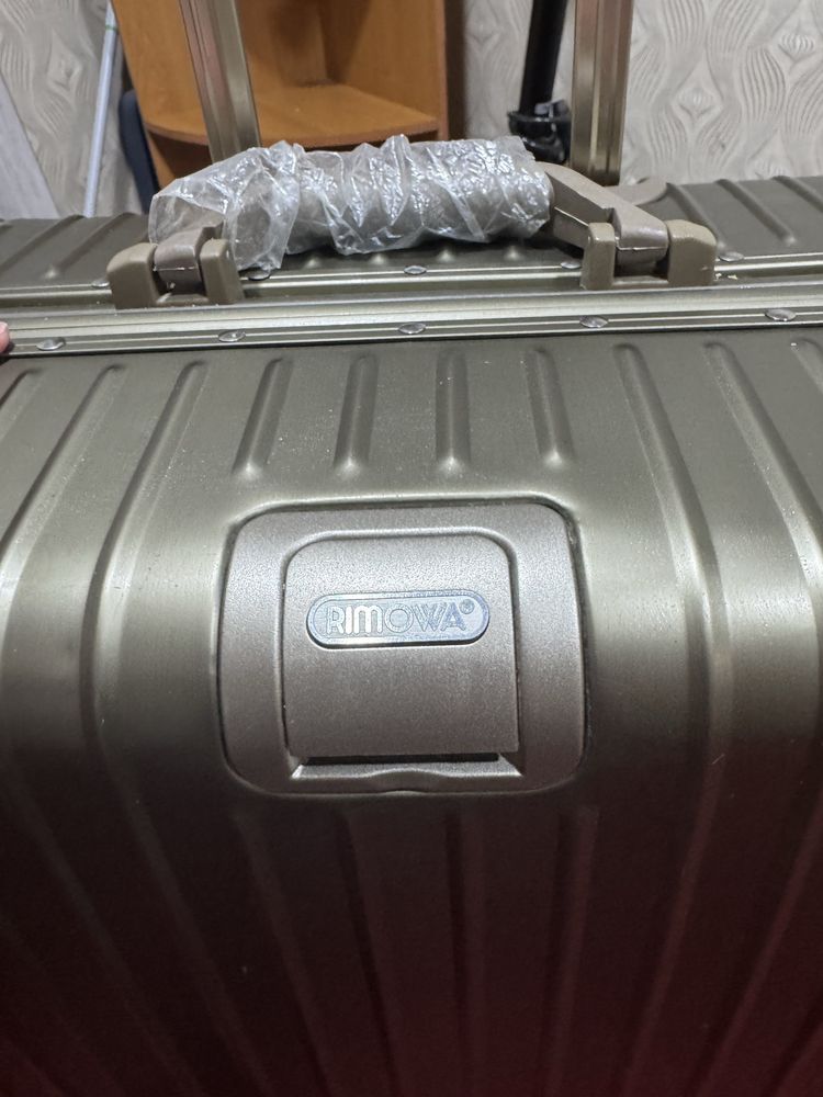 Продам чемодан Rimowa