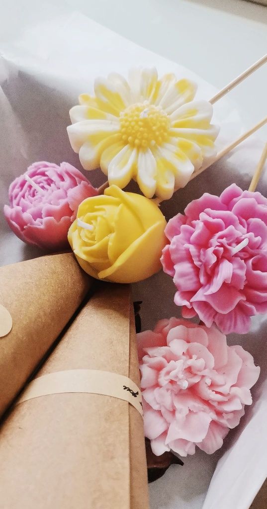 Ramo de flores com velas