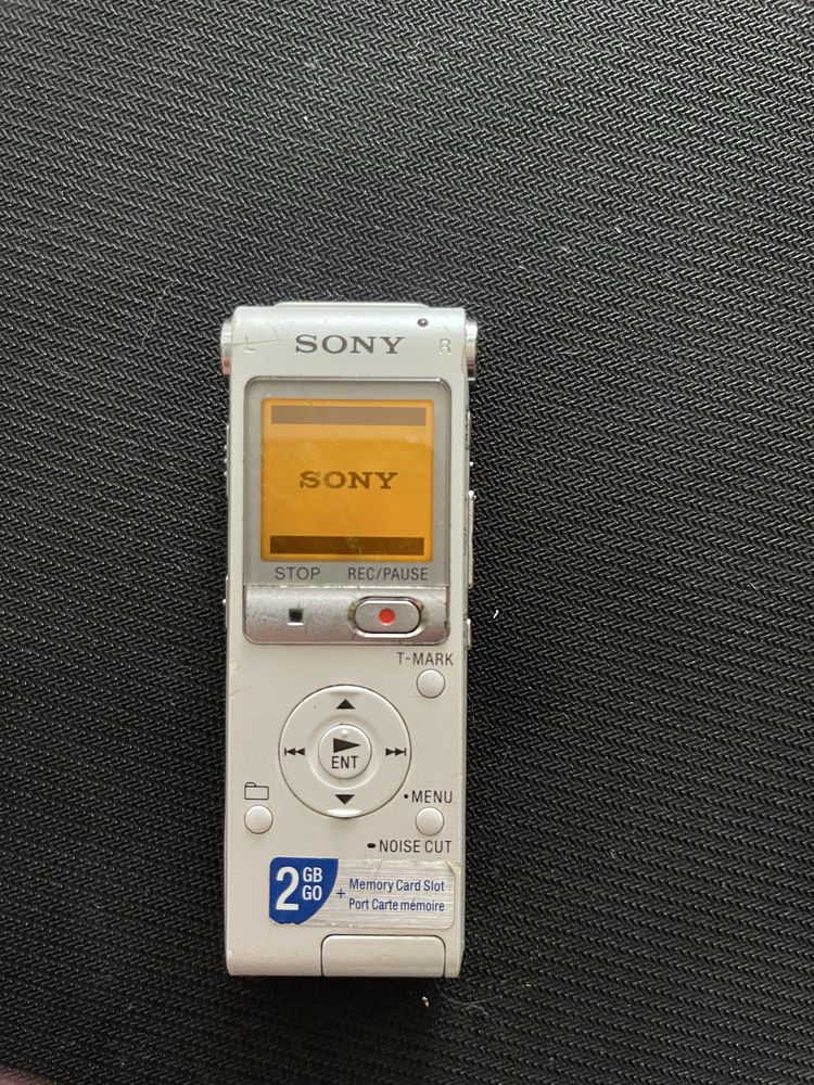Цифровой диктофон Sony ICD-UX512 с флэш-памятью 2 ГБ (серебристый)