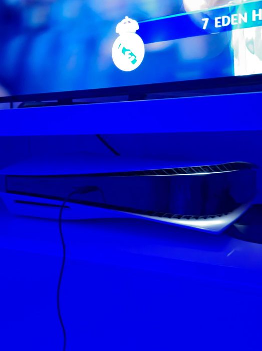 Ps 5 825 z napędem jeszcze jest gwarancja jak nowa, idealna na Święta