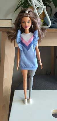 Barbie z protezą Fashionistas