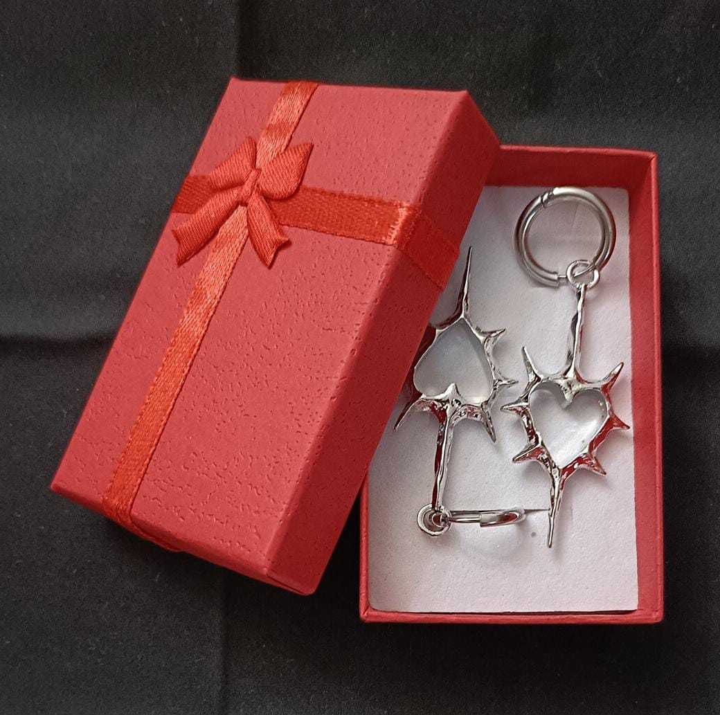 Brincos Gothic Hearts  Elegância Sombria e Estilo Único!