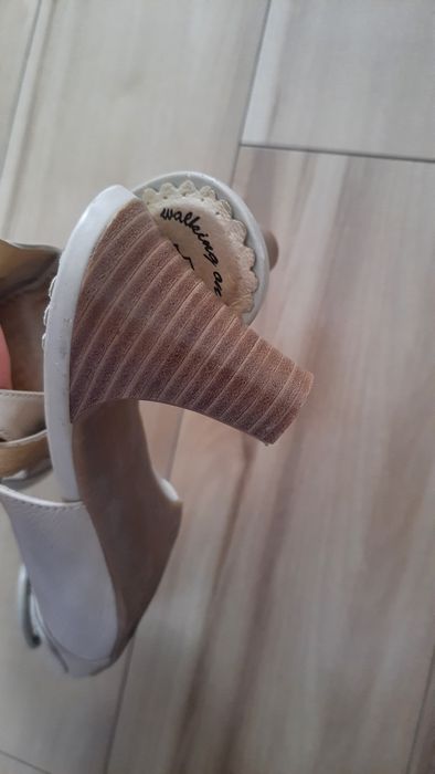 Kremowe sandałki Caprice# buty na obcasie r. 38,5