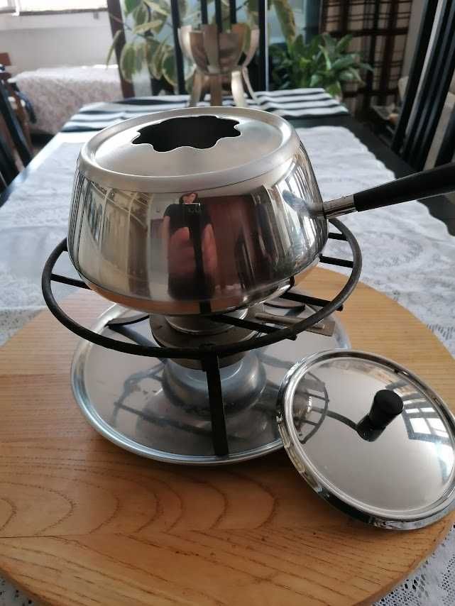 Fondue com base em madeira rotativa