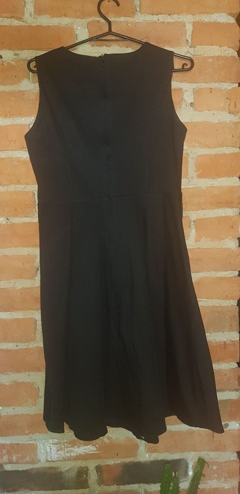 Czarna sukienka z haftem