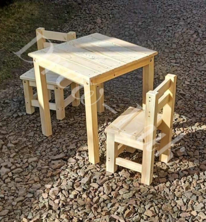Stolik z krzesełkami