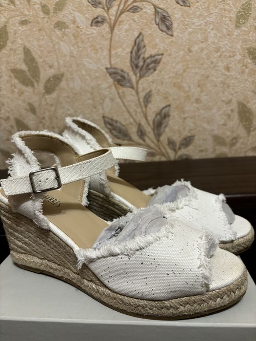 Красиві босоніжки на платформі