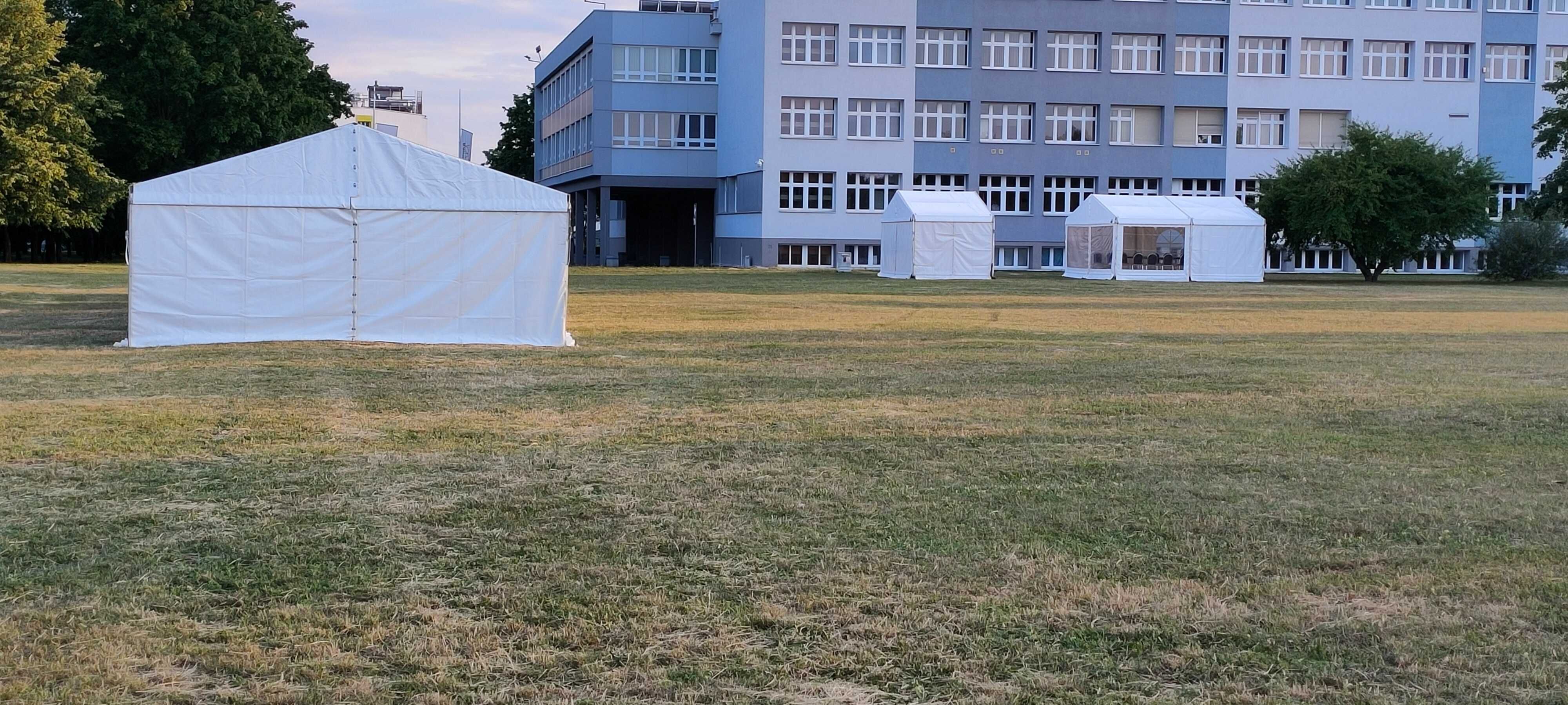 namiot (hala) imprezowy, eventowy, krzesła, stoły, ławki