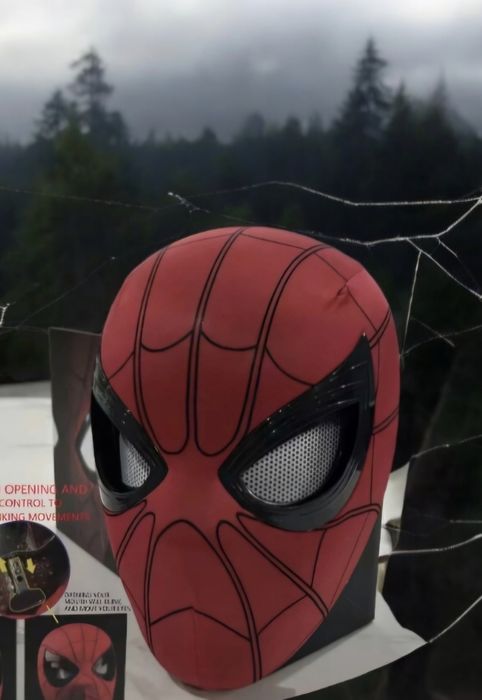 Czerwona maska spiderman posiada ruchome oczy