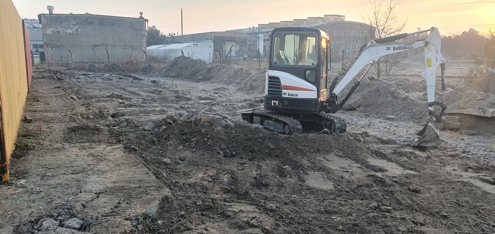Usługi mini koparką z młotem