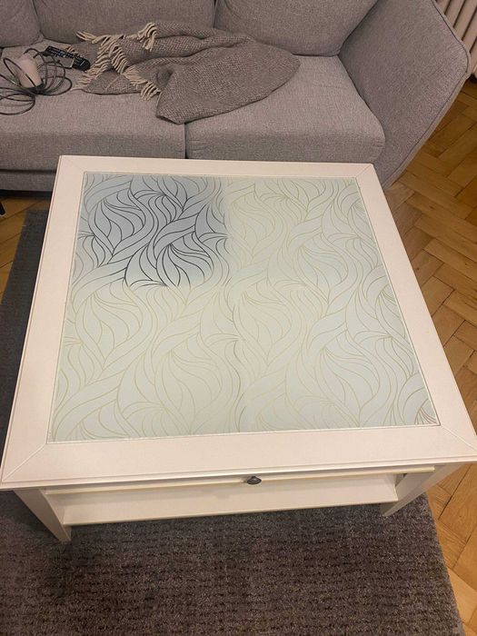 szklany stół z wiszącymi szafkami