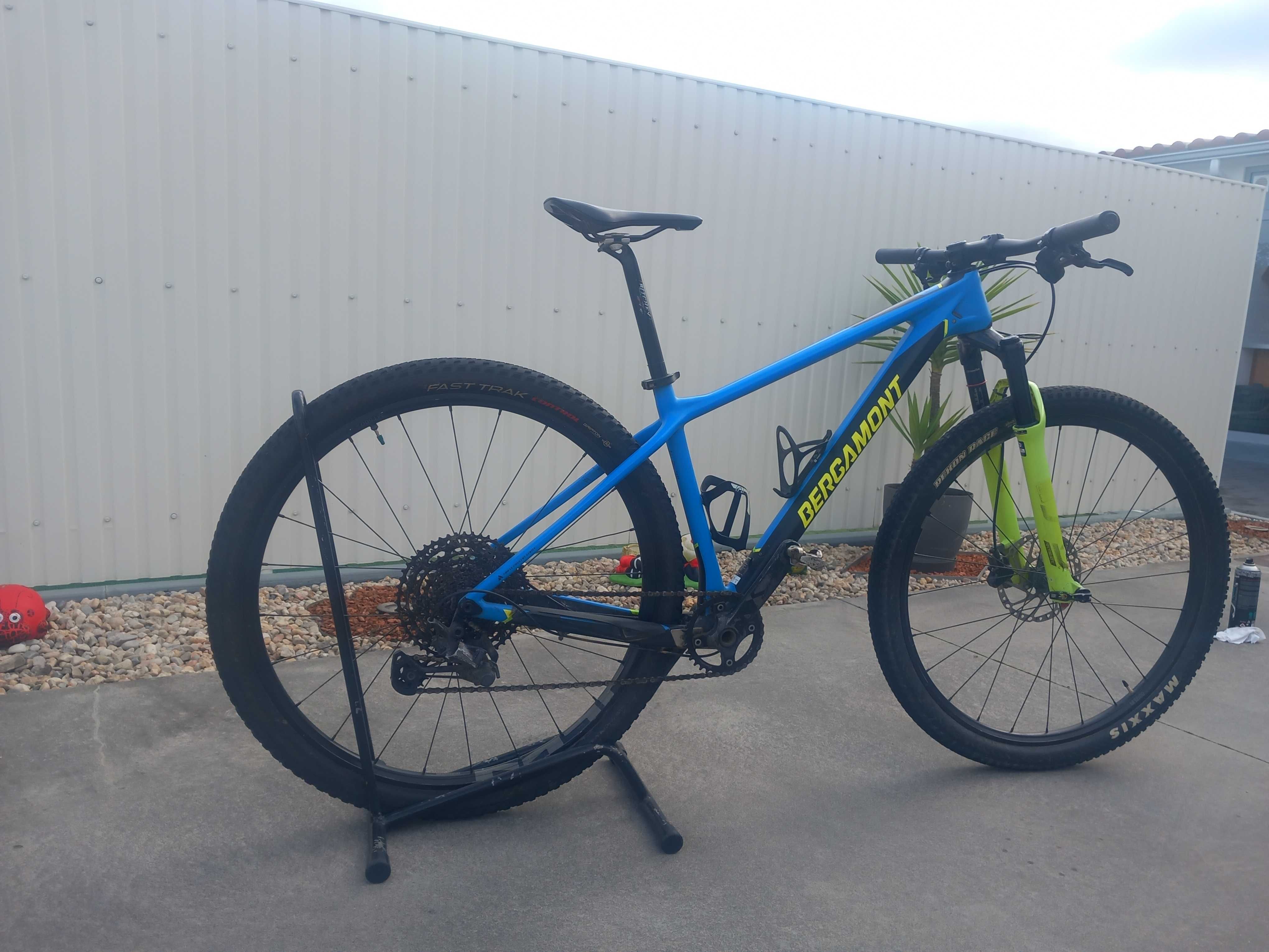 Vendo bicicleta de BTT em Carbono,  tamanho M