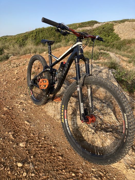 Bocicleta enduro BTT suspensao total