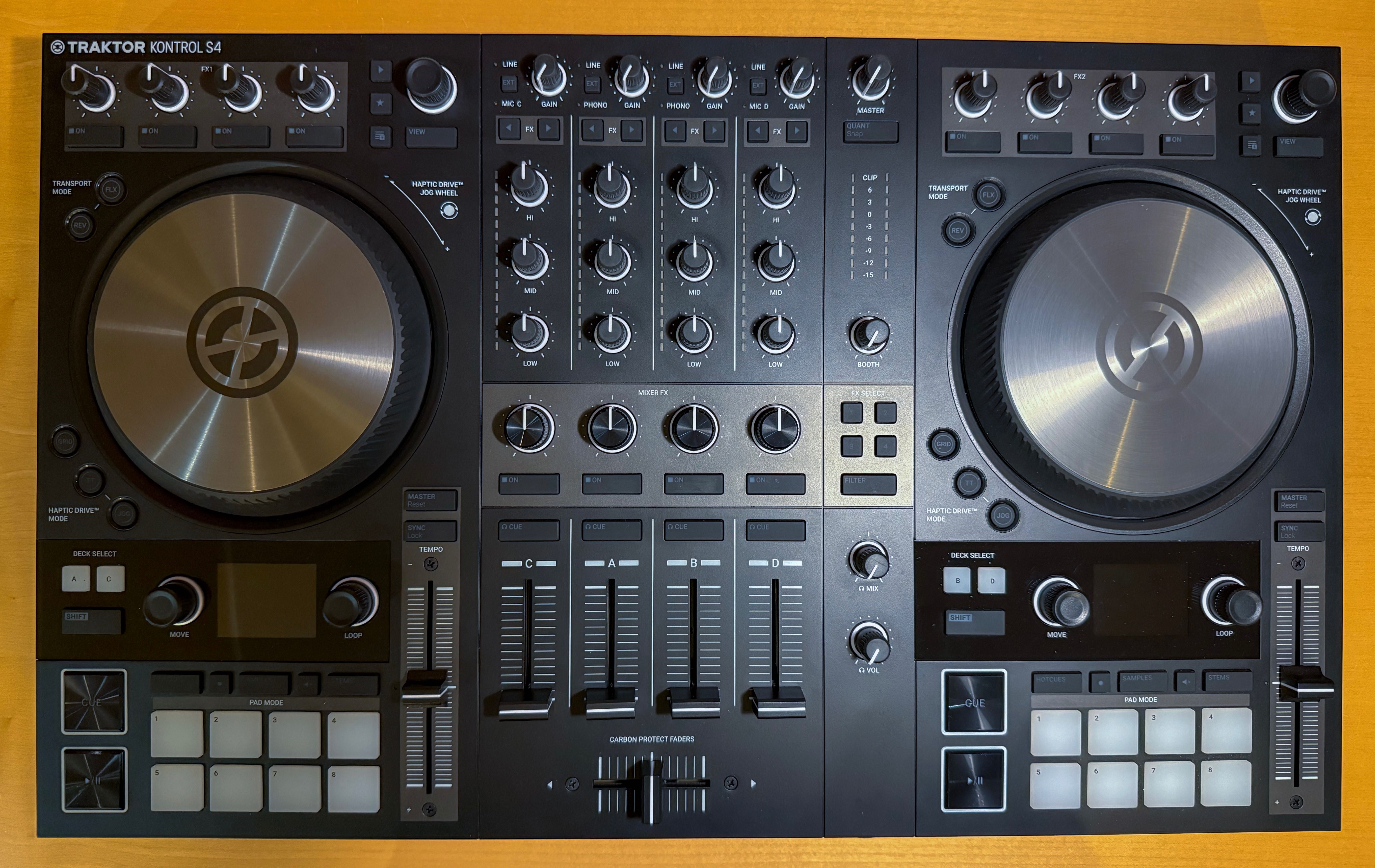 Native Instruments Traktor S4 MK3 + Decksaver + UDG Hardcase