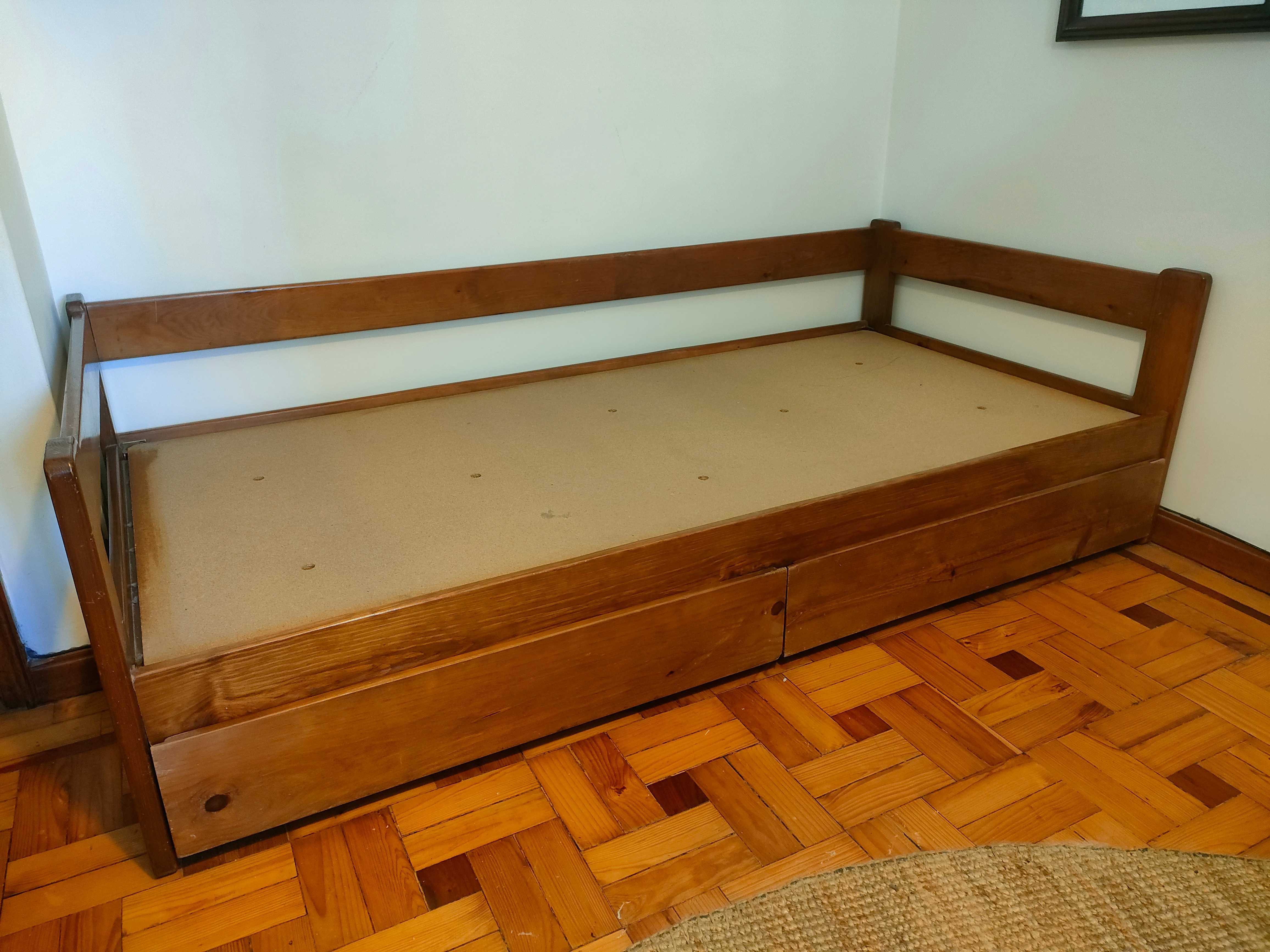 Impecável cama com arrumos