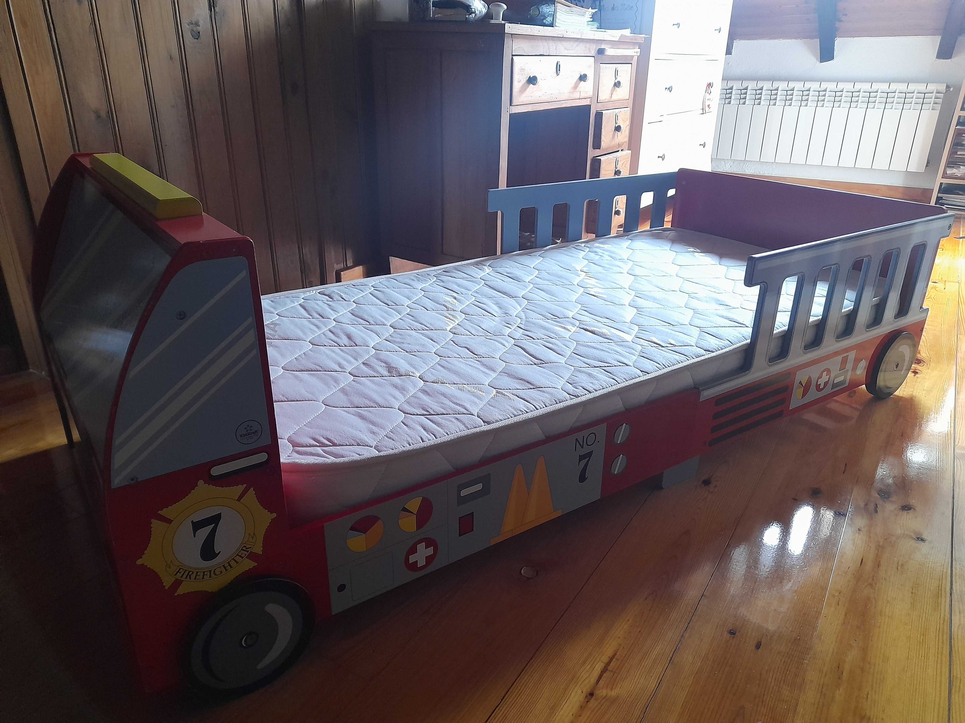 Cama infantil em forma de camião dos bombeiros + colchão