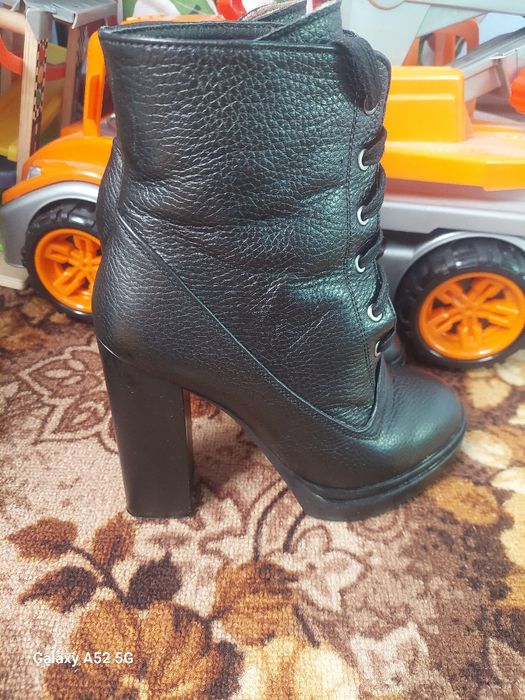 Шкіряні ботильйони на підборах